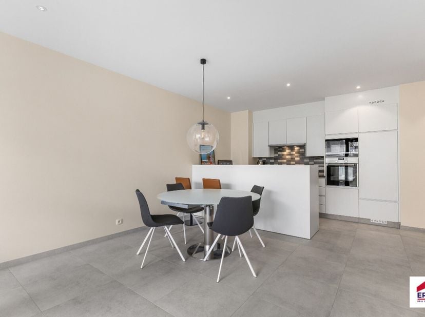 Te koop: modern appartement in Sint-Idesbald (Koksijde), op een steenworp van de zee en de duinen. Gebouwd in 2019, biedt dit appartement een eigentij