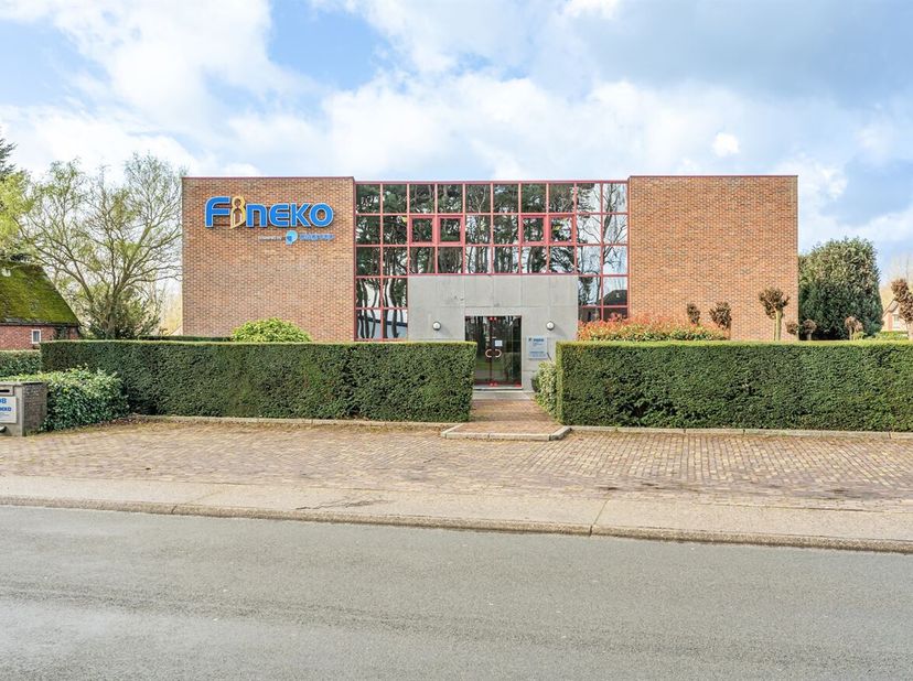 Dit goed ingedeelde kantoorgebouw biedt een efficiënte en professionele werkomgeving, ideaal voor bedrijven die nood hebben aan zowel individuele kant