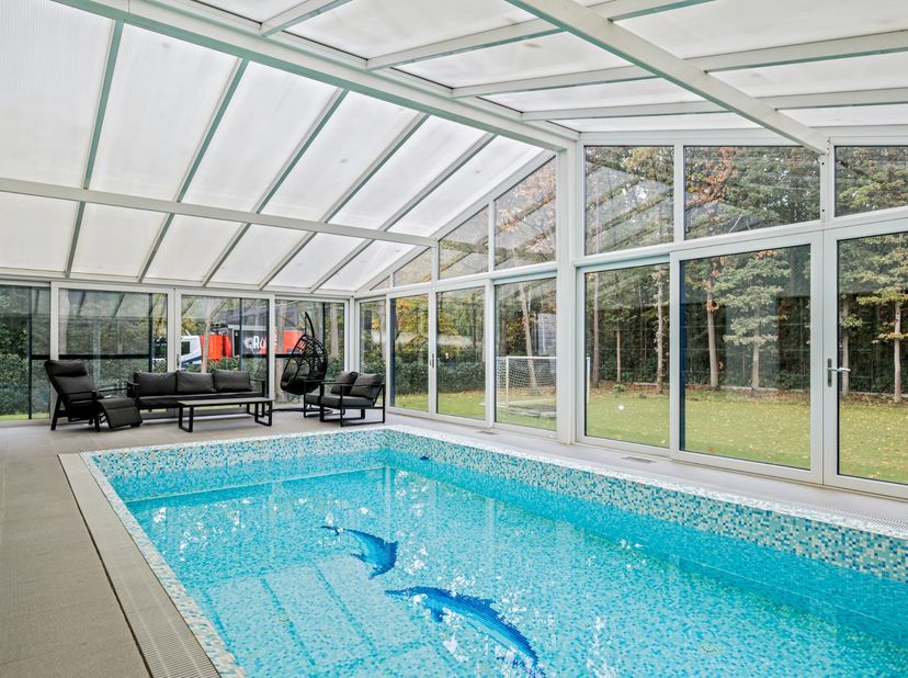 Deze unieke villa is gelegen in een groene en residentiële wijk van Schoten.<br />
Bij het betreden van de woning word je meteen gegrepen door de maje