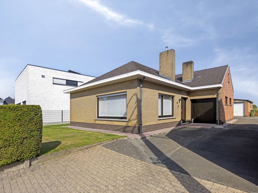 Bent u op zoek naar een bungalow met een ruime loods van 100 m² én een prachtig uitzicht in een rustige omgeving? Dan is deze woning in Lede zeker een