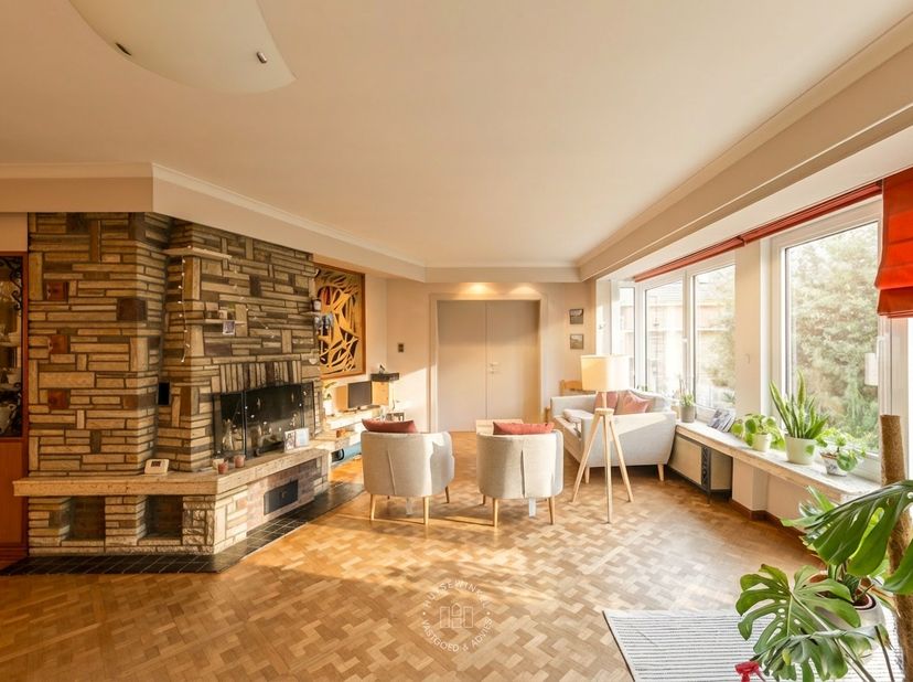 Dit lichtrijke appartement op de eerste verdieping bevindt zich in de Jockeystraat in Gent, op een vlot bereikbare locatie met een uitstekende verbind