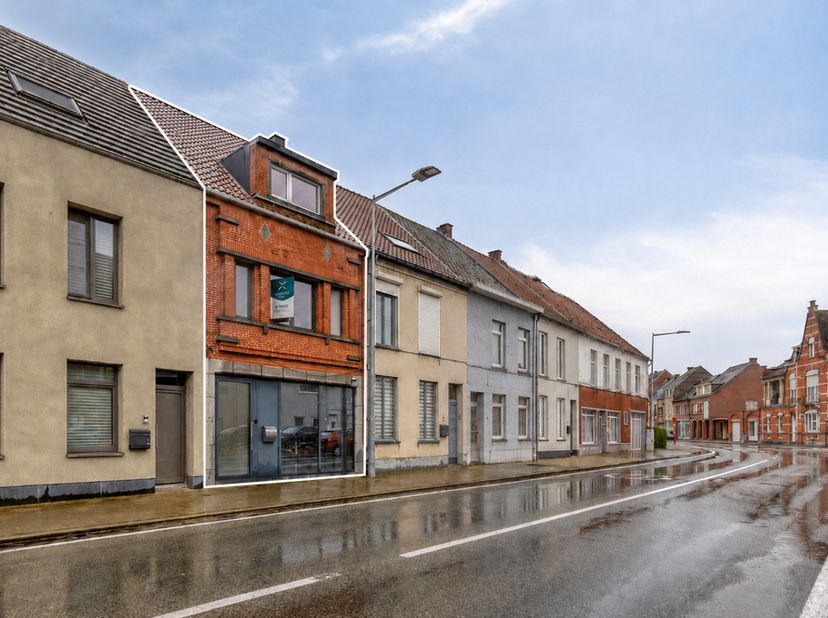 Ontdek deze charmante en instapklare woning in Brakel, ideaal als gezinswoning of geschikt voor wie wonen en werken wil combineren. Nieuw dak,....<br