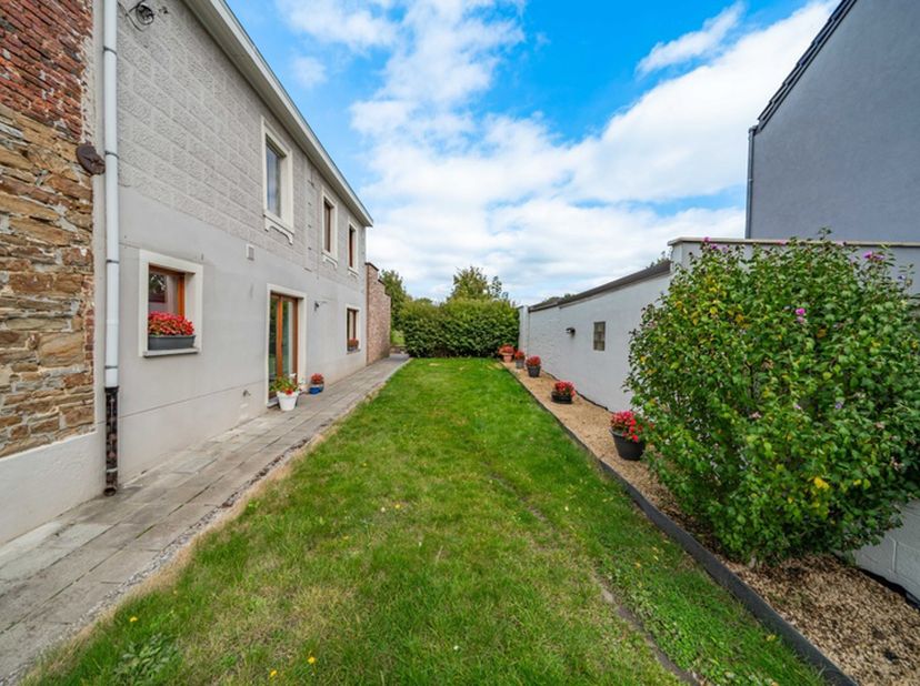 EasyHome vous présente cette belle maison de 3 chambres avec jardin dans le village de Velaine-sur-Sambre. <br />
La maison est composée comme suit, a