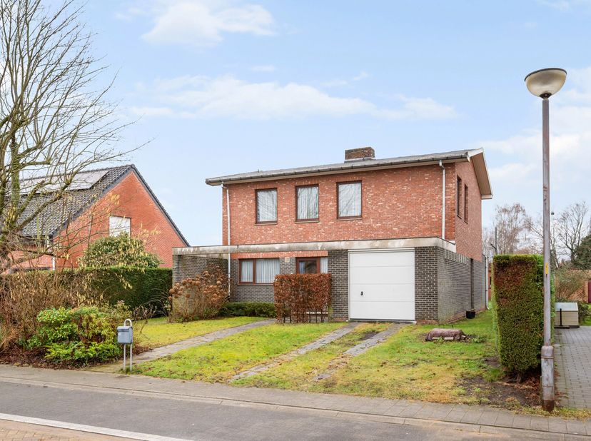 Gelegen in een rustige woonwijk en op wandelafstand van het station, vinden we deze op te frissen eengezinswoning in Sint-Katelijne-Waver terug.<br />