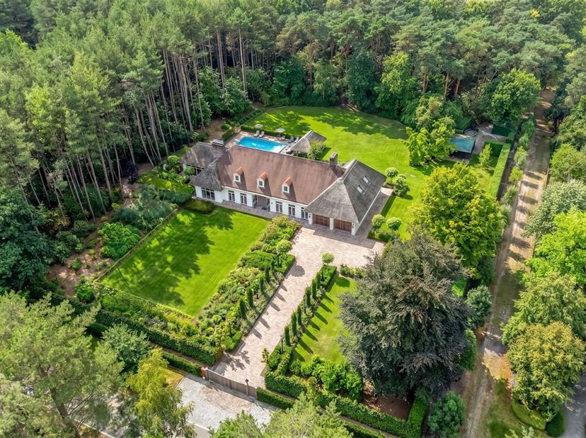 Majestueuze villa op +- 11.000 m² op toplocatie in de prestigieuze villawijk op enkele minuten van de NL-grens met een verwarmd zwembad en pool house
