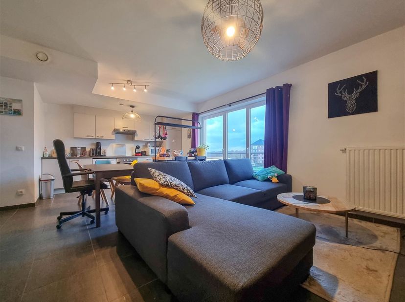 Prachtig appartement met twee slaapkamers van +/- 81 m². Goede ligging! Dicht bij het stadscentrum en de hoofdwegen!<br />
<br />
Indeling: <br />
E