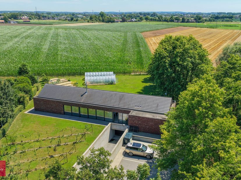 Recent gebouwde gelijkvloerse villa met alle modern comfort en luxe (lift, domotica, warmtepomp, zonnepanelen, elektische ramen, enz.) bestaande uit i
