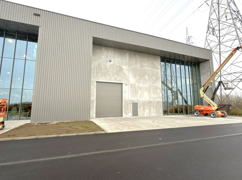 Ontdek deze moderne en duurzame bedrijfsunit in West Port Campus Zwijndrecht, gelegen op een unieke zichtlocatie langs de E34 (Antwerpen–Knokke). Het