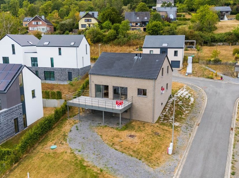L'agence immobilière ERA B-LUX a le plaisir de vous présenter cette agréable maison 4 façades, construite en 2022 et idéalement située dans un quartie