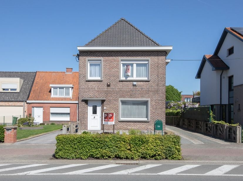 GOED GELEGEN WOONHUIS MET TUIN -<br />
De woning is gelegen op een perceel van 824 m².<br />
Het huis heeft een heel goede ligging: centraal maar toch