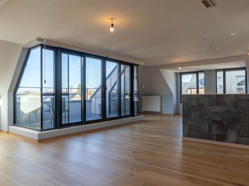 Property One, uw vastgoedpartner, stelt u dit uitzonderlijke penthouse voor, gelegen op de bovenste verdieping van een recent gebouw in een gegeerde e