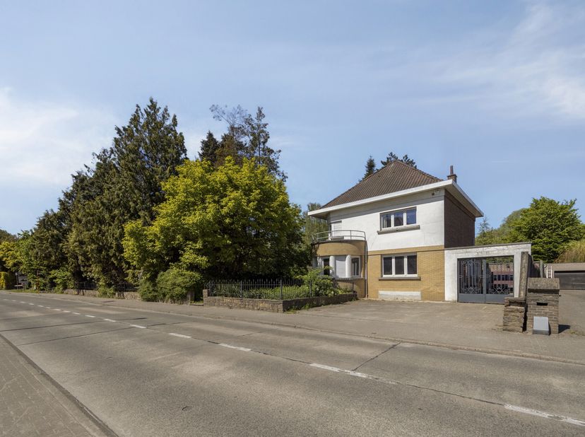 Villa majestueuse située sur un superbe terrain de 14 ares 57 ca, avec un terrain constructible attenant de 21 ares offrant de nombreuses possibilités