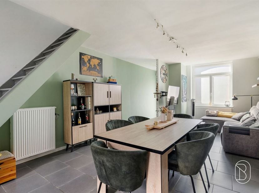 Te koop: gerenoveerde woning met 3 slaapkamers en EPC B in Moeskroen<br />
In het centrum van Moeskroen, vlak bij winkels, scholen en andere voorzieni