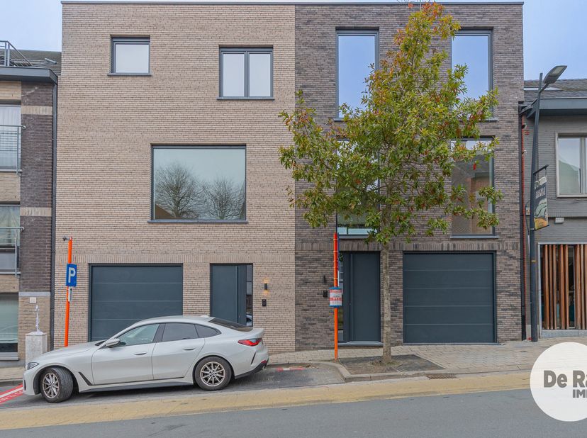 EREMBODEGEM - Deze prachtige nieuwbouwwoning bevindt zich pal in het centrum van Erembodegem. De ligging van dit pand is bijzonder aantrekkelijk met s