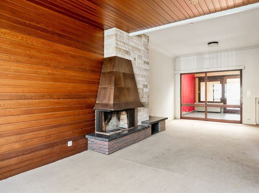 In een residentiële wijk in Borsbeek vindt men deze rijwoning, die origineel is geconstrueerd in de jaren 50 en in de jaren 70 grondig werd gemodernis