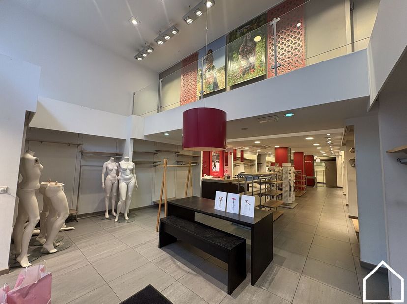 In deze bruisende winkelstraat van Ieper bevindt zich dit bijzonder ruime handelspand, ideaal voor diverse commerciële activiteiten.<br />
<br />
De w
