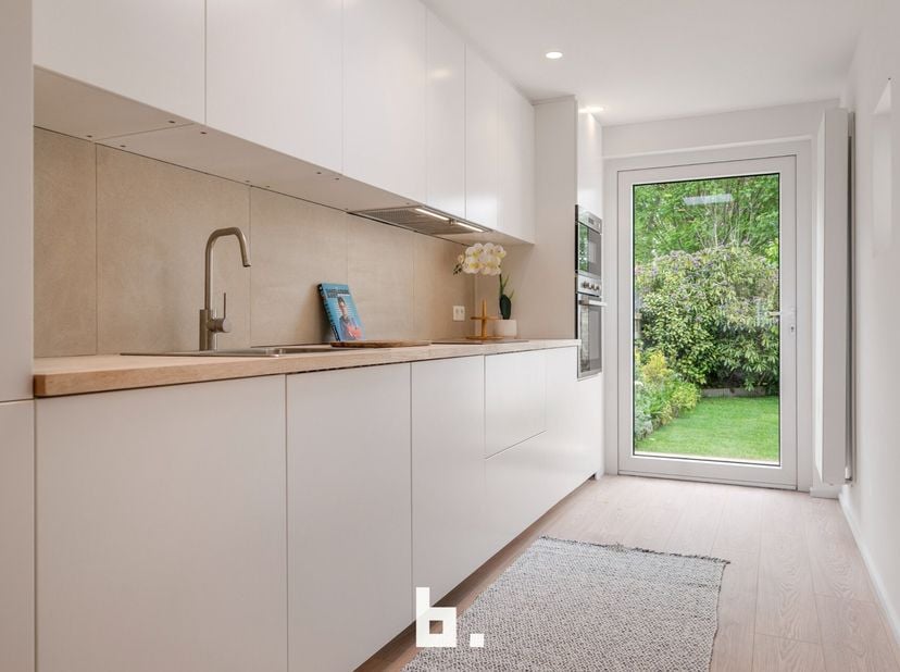 Deze gerenoveerde, instapklare en bijzonder knusse woning,  aan de rand van Brugge, in het gegeerde Sint-Jozef. Bij het betreden van de woning komt u