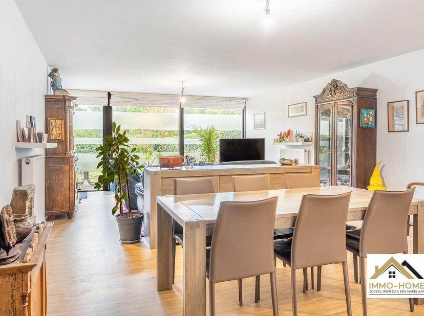 Dit gelijkvloerse appartement is gelegen in een nieuw complex, op de rand van Lokeren. In de onmiddellijke buurt bevinden zich heel wat aangename groe