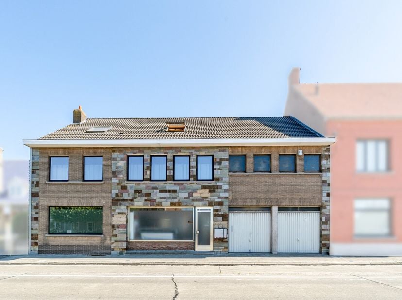 Ontdek deze ruime en lichtrijke woning met loods/opslagruimte, centraal gelegen in Waregem. Dankzij de grote bewoonbare oppervlakte, de praktische ind