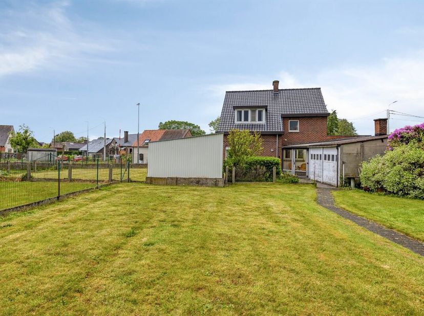 Te renoveren woning met mooie tuin te Asper.<br />
De woning omvat op het gelijkvloers een living, keuken, eetkamer, badkamer en veranda.<br />
Op de