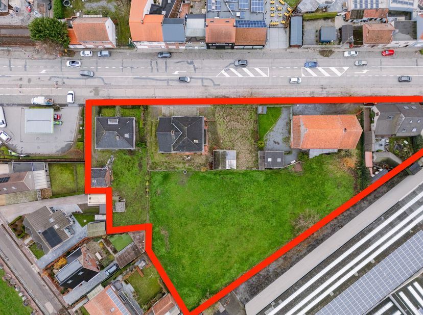Projectgrond met ontwikkelingspotentieel te koop in Torhout<br />
Op een strategische locatie langs de Bruggestraat in Torhout bieden wij deze interes