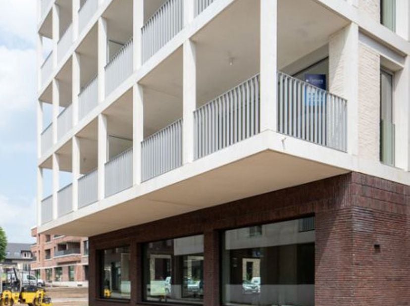 Ideale commerciële ruimte van 229m² te koop in gebouw met 7 verdiepingen gelegen in een nieuwe parkwijk genaamd De Heern aan de drukke Ringlaan van He