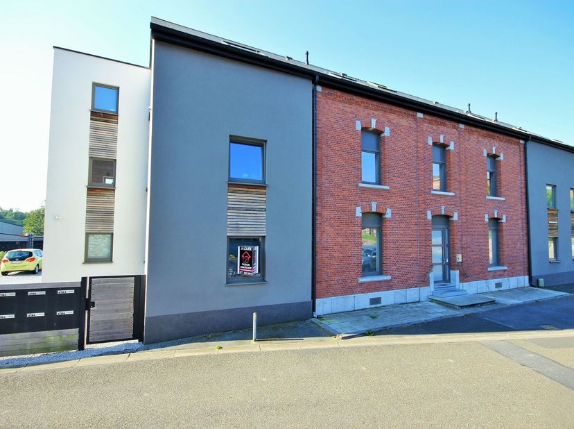 Appartement situé au 2ème étage dun immeuble entièrement rénové, idéalement situé au coeur du village de Froidchapelle.<br />
Avec une superficie denv