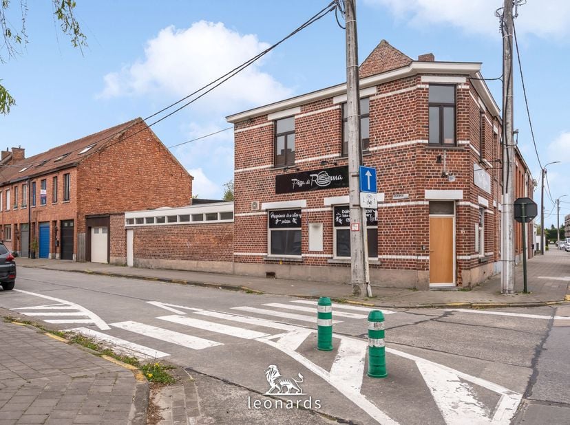 Vous êtes à la recherche d'un emplacement commercial avec une visibilité maximale ? Situé à l'angle de la Groeningestraat et de la Elfde-Julistraat, e