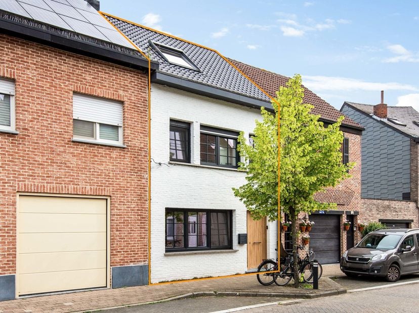 In de Kapelstraat te Schelle ontdekken we deze verrassend ruime gezinswoning waar comfort, lichtinval en buitenbeleving centraal staan.<br />
Via de r