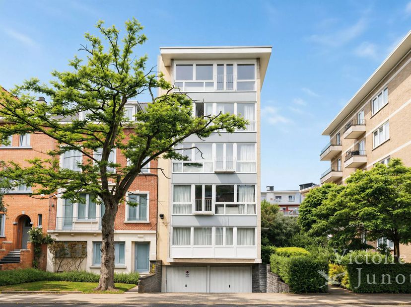 Ideaal gelegen in een rustige en bomenrijke straat in de gewilde wijk van de Zeven Bonniers, beschikt dit prettige appartement over een bevoorrechte l