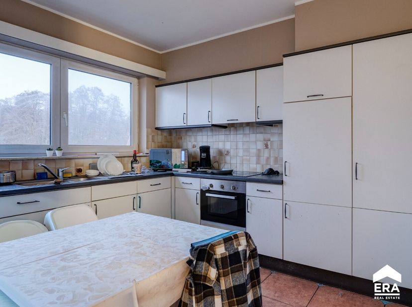 Dit ruim en praktisch ingedeeld appartement beschikt over 2 volwaardige slaapkamers met de mogelijkheid tot een 3de slaapkamer en een dubbel terras. V