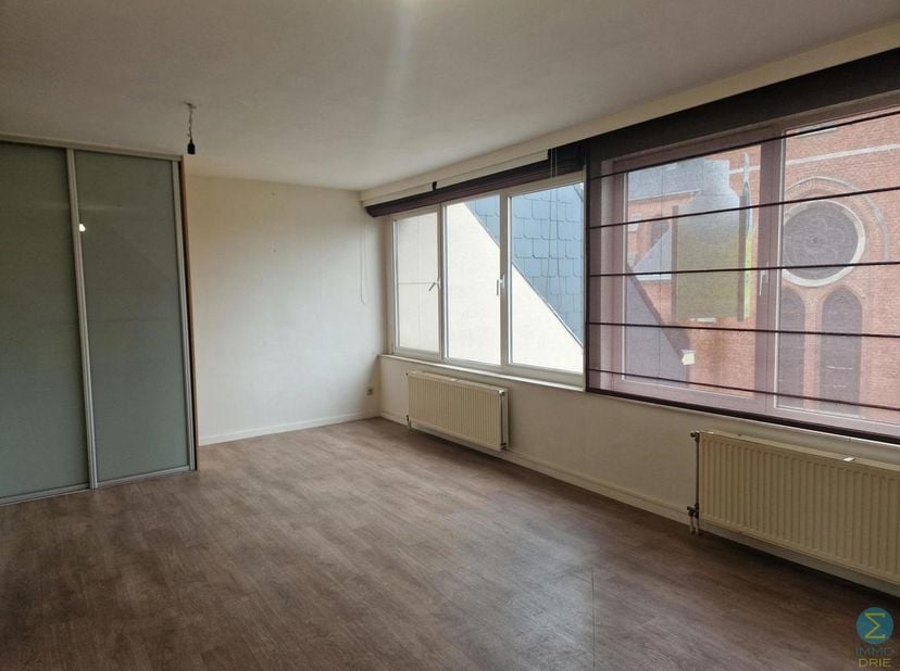 <br />
Dakappartement met extra polyvalente ruimte in hartje Arendonk<br />
Op een uitstekende ligging, midden op de markt van Arendonk, bevindt zich