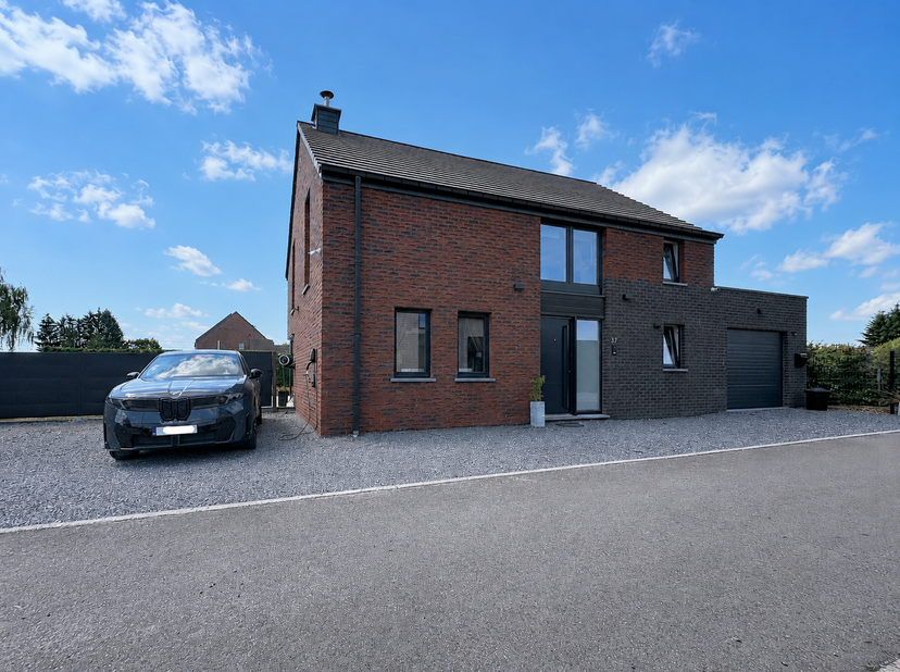 Ruime recente villa, ideaal gelegen in het hart van het dorp Wanlin, vlakbij de E411.<br />
Vanaf de inkomhal wordt u meteen gecharmeerd door de licht