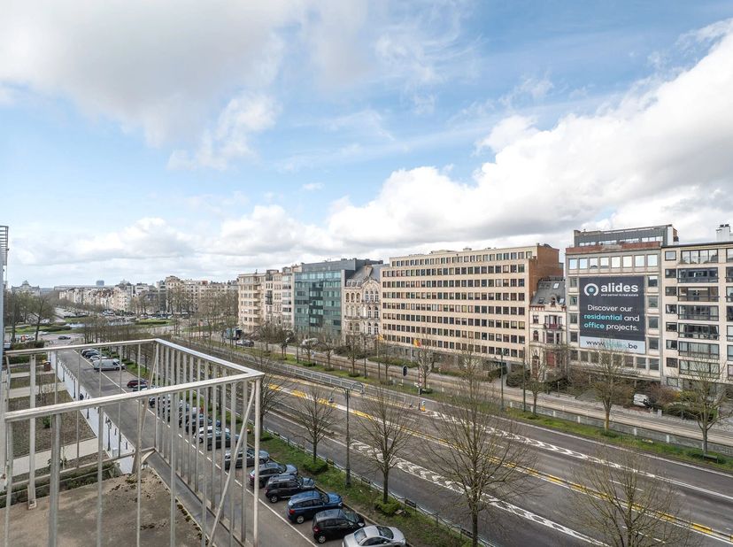 Victoire-Junot biedt u exclusief dit appartement van 128 m² (volgens PEB), ideaal gelegen op enkele stappen van Montgomery, dicht bij het openbaar ver