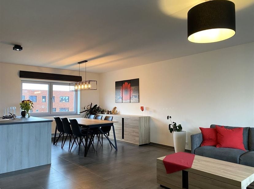 Appartement spacieux de deux chambres avec terrasse et place de parking<br />
Situation : Situé au coeur de Winkelomheide, à proximité de toutes les c