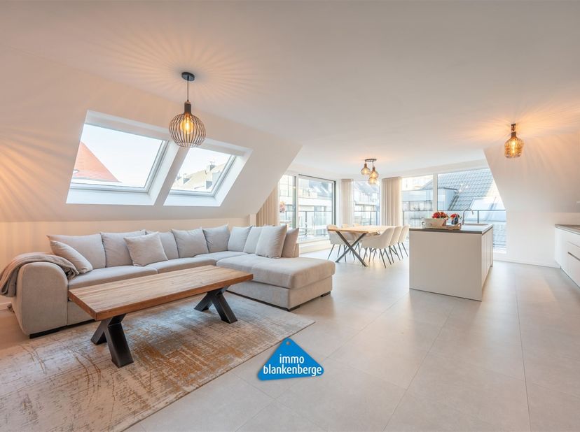 Deze prachtige exclusieve penthouse situeert zich op de derde en vierde verdieping van nieuwbouwresidentie "Seabird". De residentie bevindt zich op ui