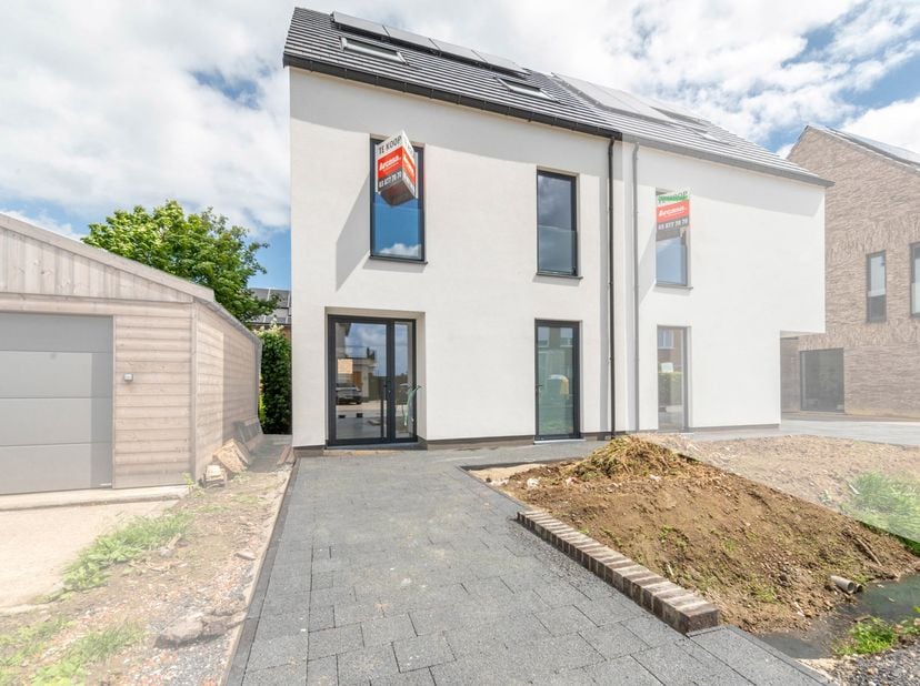 Nieuwbouwwoning nabij het centrum van Reet, A12 en E19.<br />
De locatie is zeer gunstig dankzij de nabijheid van openbaar vervoer, scholen, winkels,