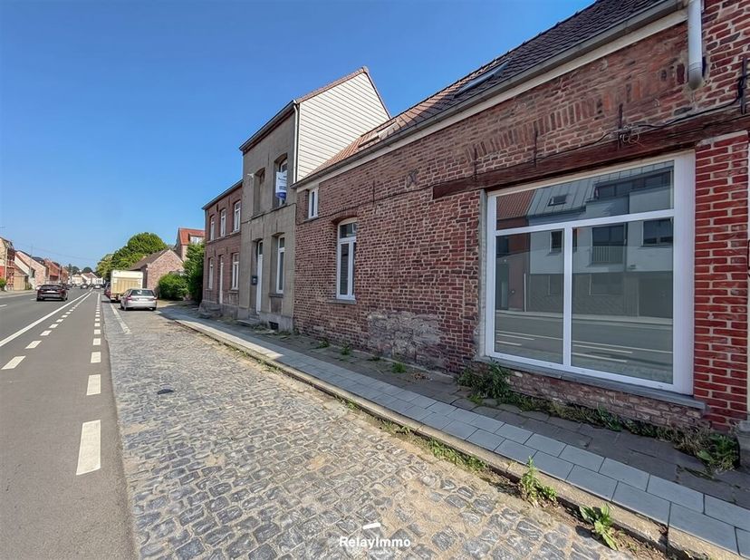 Volledig gerenoveerd huis met drie slaapkamers (geen exterieur).<br />
Inkomhal, aparte wc, lichte en ruime woonkamer, halfingerichte keuken met kookp