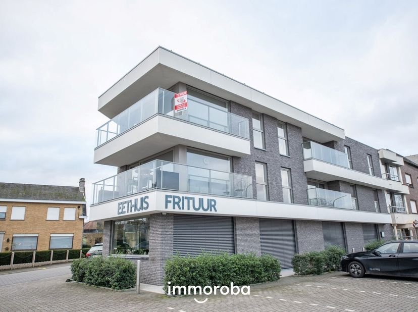Mooi afgewerkt appartement op de 2e verdieping met lichtrijke living met open ingerichte keuken (met o.a. vaatwas), 2 slaapkamer (1 slaapkamer aan de