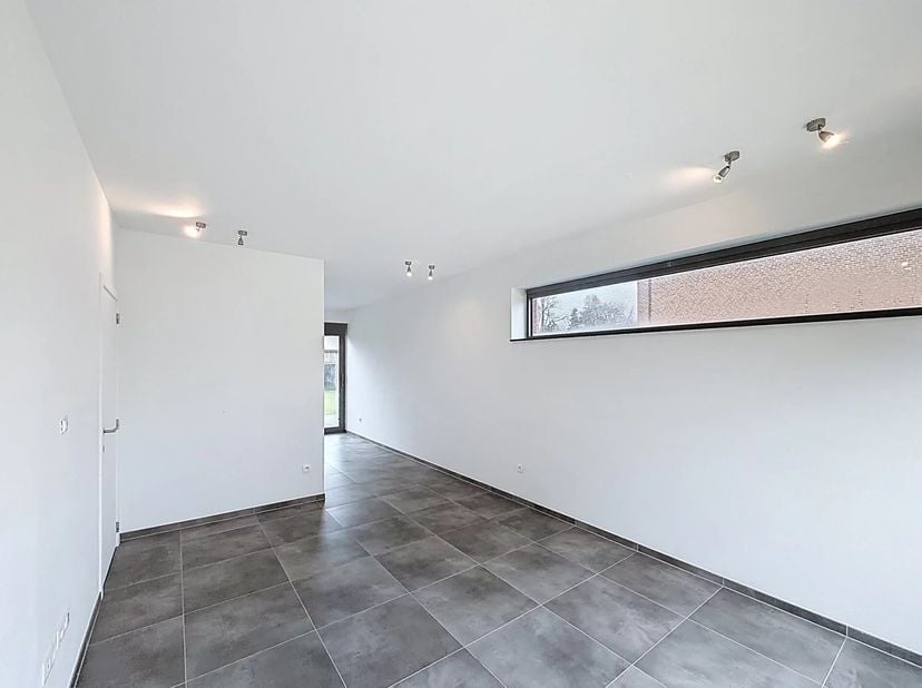 Ontdek deze prachtige woning, ideaal gelegen in een rustige, kindvriendelijke verkaveling in Oostham. Deze halfopen bebouwing combineert hedendaags co