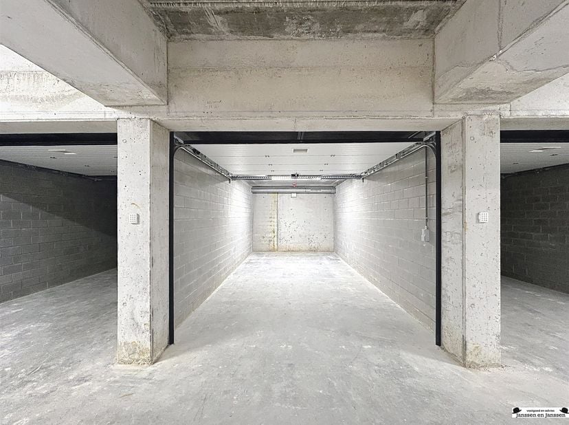 Parking souterrain dans le projet Goorbos<br />
<br />
Ces places de parking sont situées sous le nouveau projet Goorbos.<br />
L'entrée se fait pa