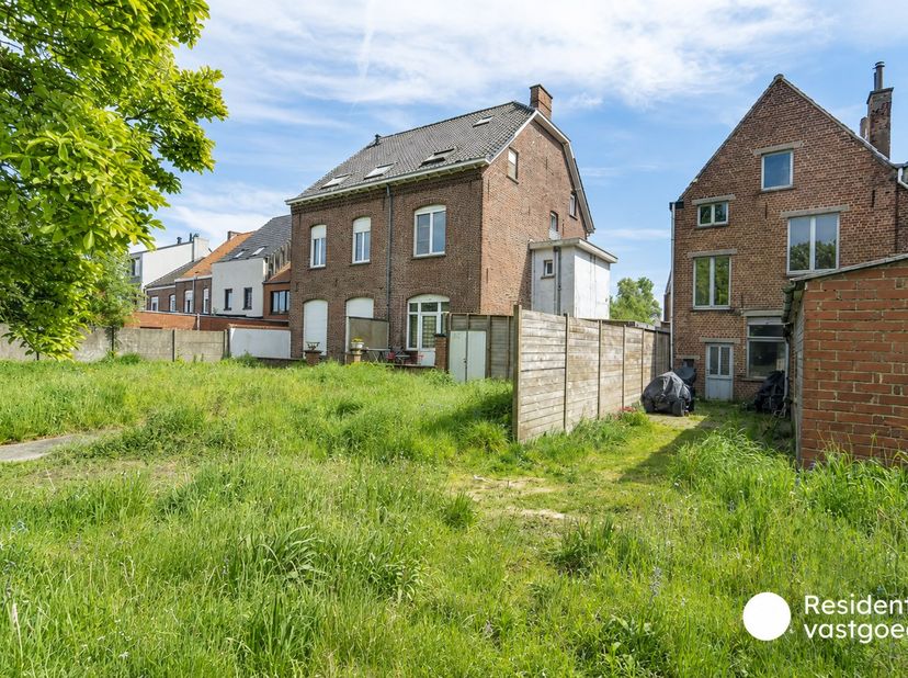 Welkom in de Poperbosstraat 16, waar dit imposante burgerhuis terug te vinden is. Gelegen in het centrum van Torhout, geniet deze eigendom van een uit