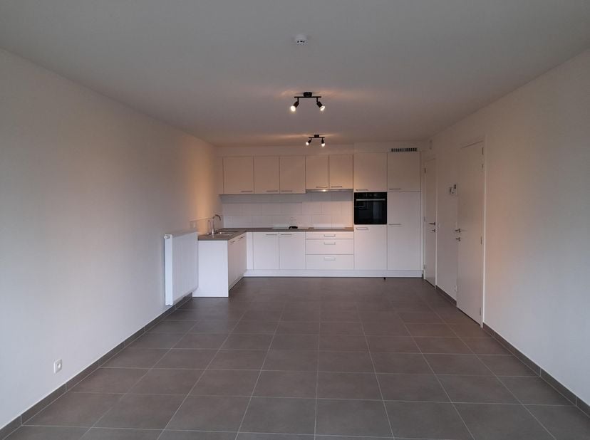 Instapklaar appartement met eigen tuin en carport te Harelbeke<br />
<br />
Op zoek naar een kwalitatief, energiezuinig appartement met aparte tuin? D
