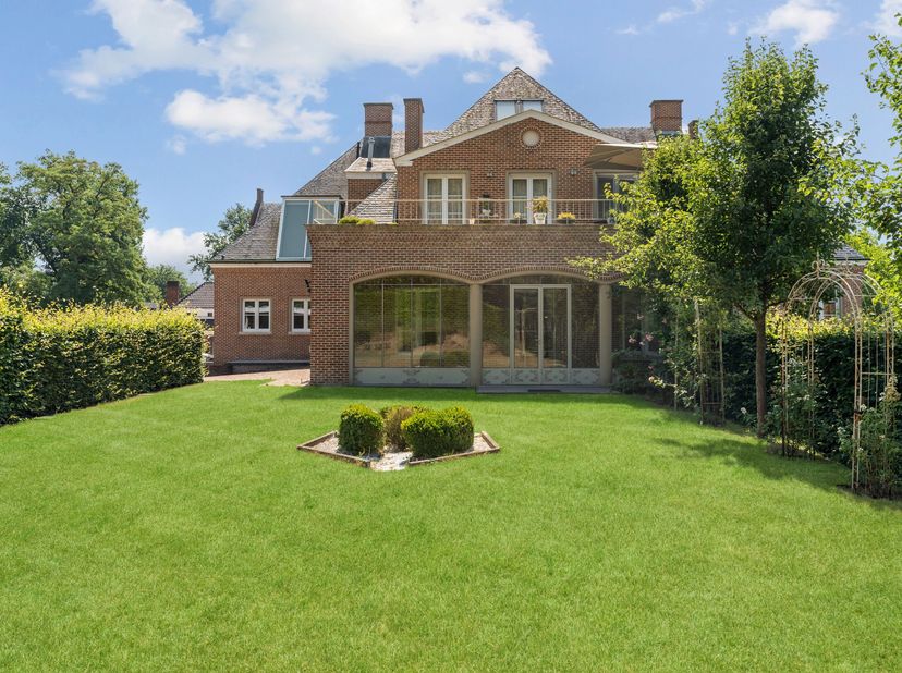 Ce villament exceptionnel de 265m² offre un confort et un luxe inégalés, avec une magnifique terrasse spacieuse, un jardin privé de 390m², un double g