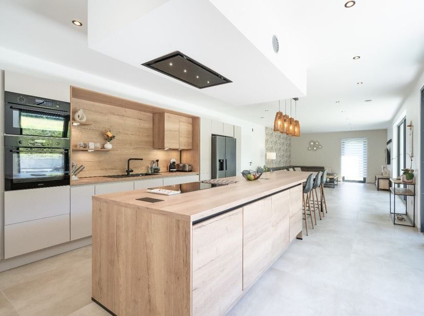 Lagence ERA BLUX stelt u met plezier deze vrijstaande gelijkvloerse woning voor, gebouwd in 2024, met een bewoonbare oppervlakte van 260 m² en een EPB