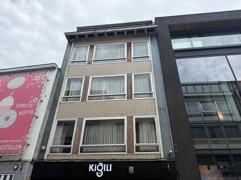 Dit pand is gelegen in het centrum van Hasselt, midden in dé hoofdwinkelstraat. Het is slechts enkele stappen tot de grote markt en vlakbij de blauwe