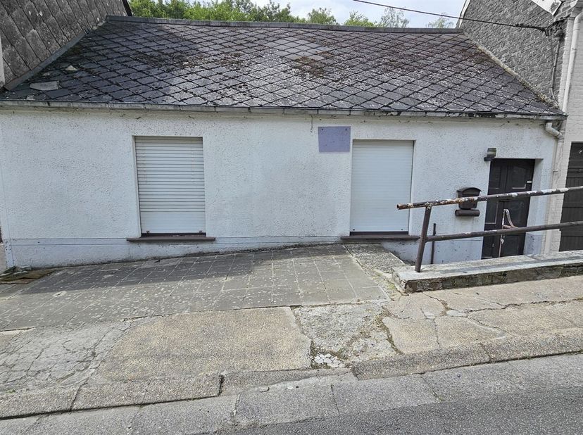 Prix: Offre à partir de 85.000 euros, frais d'agence non inclus et à charge de l'acquéreur.<br />
<br />
Maison pouvant être aménagée en semi plain-