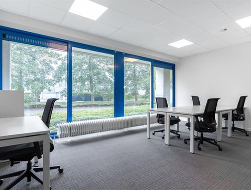                                         Immeuble de bureaux à louer à Temse, € 759
