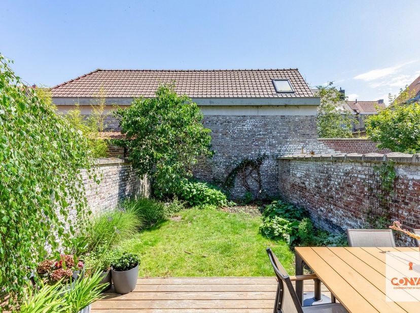 Op zoek naar een instapklare woning met karakter, ruimte en een uitstekende ligging? Dan is deze charmante woning in de Klinkkouterstraat 47 in Sint-A