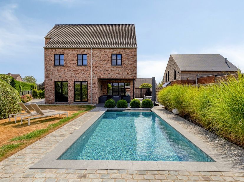 Op een rustige locatie in Berlaar bevindt zich deze recente en bijzonder complete vrijstaande villa.<br />
<br />
Een combinatie van hedendaags woonco